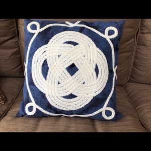 Nautical navy blue and white rope design pillow. EUC.